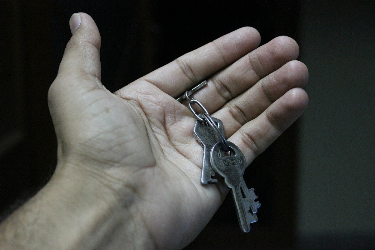 The Fair Tenant Screening Act would help put housekeys in the hands of people who are experiencing homelessness. Image from <a href="http://pixabay.com/en/keys-hand-open-chain-bunch-metal-452889/" target="_blank">Pixabay.com</a>.